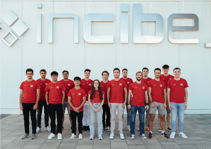 Grupo de participantes en el evento European CyberSecurity Challenge posando delante del logo de INCIBE