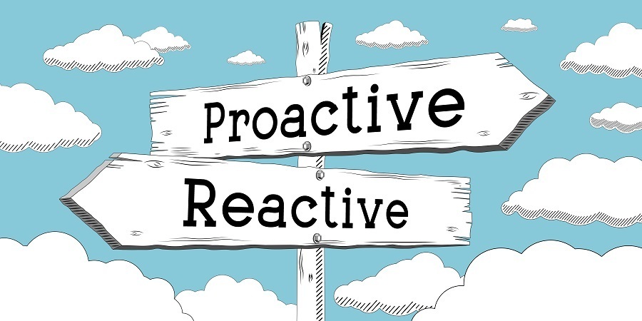 Carteles con flechas: Proactiva - Reactiva