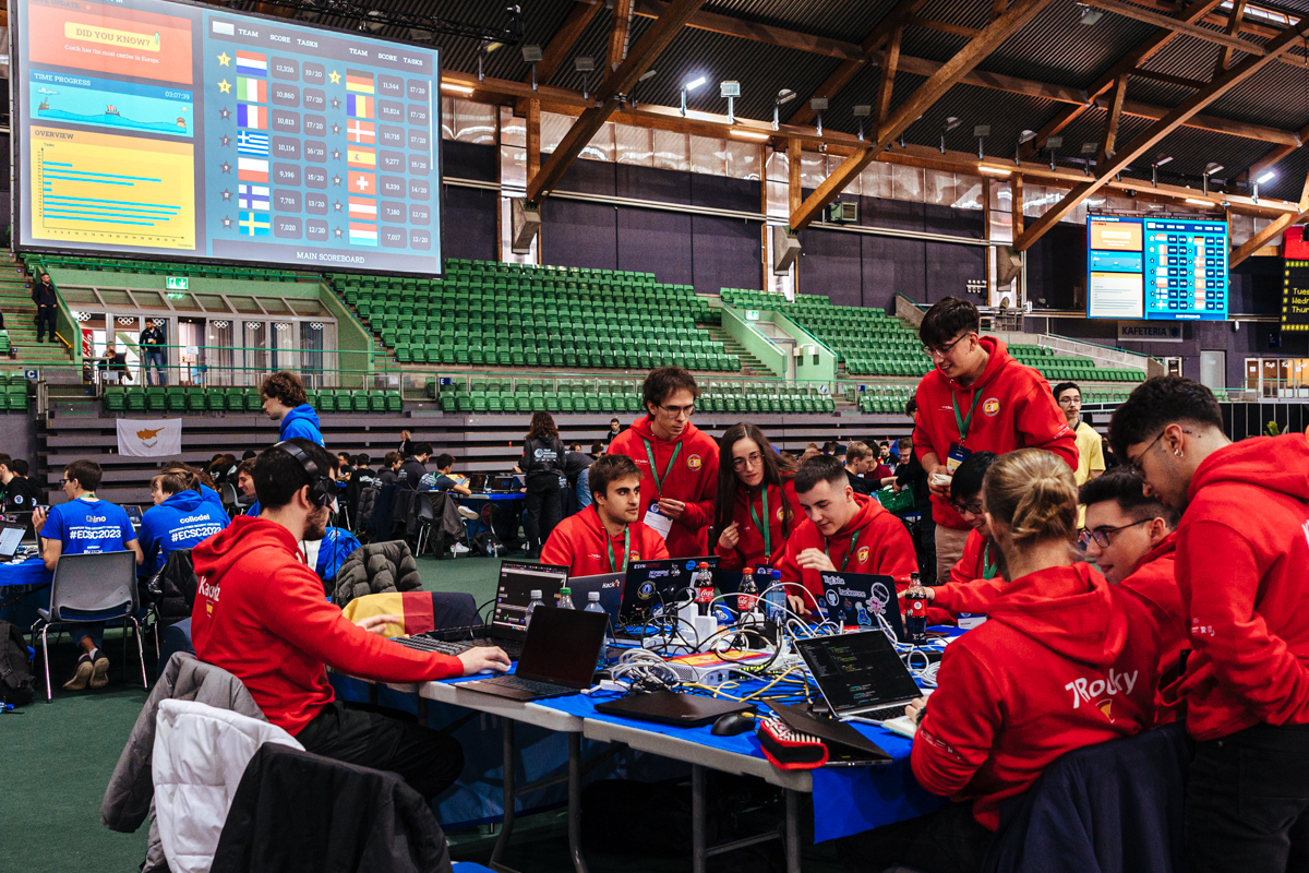 Selección nacional trabajando durante la Competición ECSC23 en Hamar