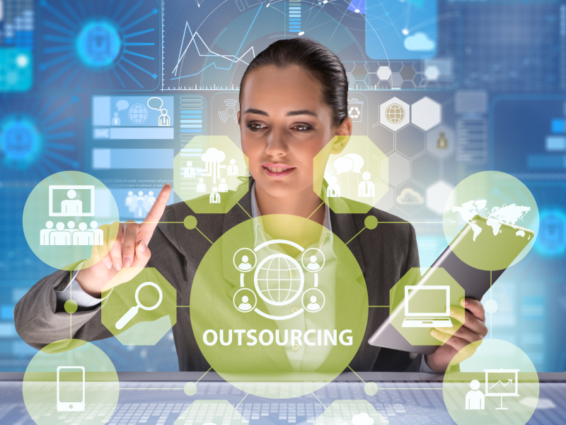 Mujer con palabra Outsourcing