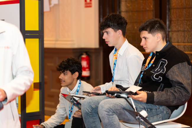 Imagen de un grupo de adolescentes utilizando tablets en la celebración presencial del Día de Internet Segura 2024