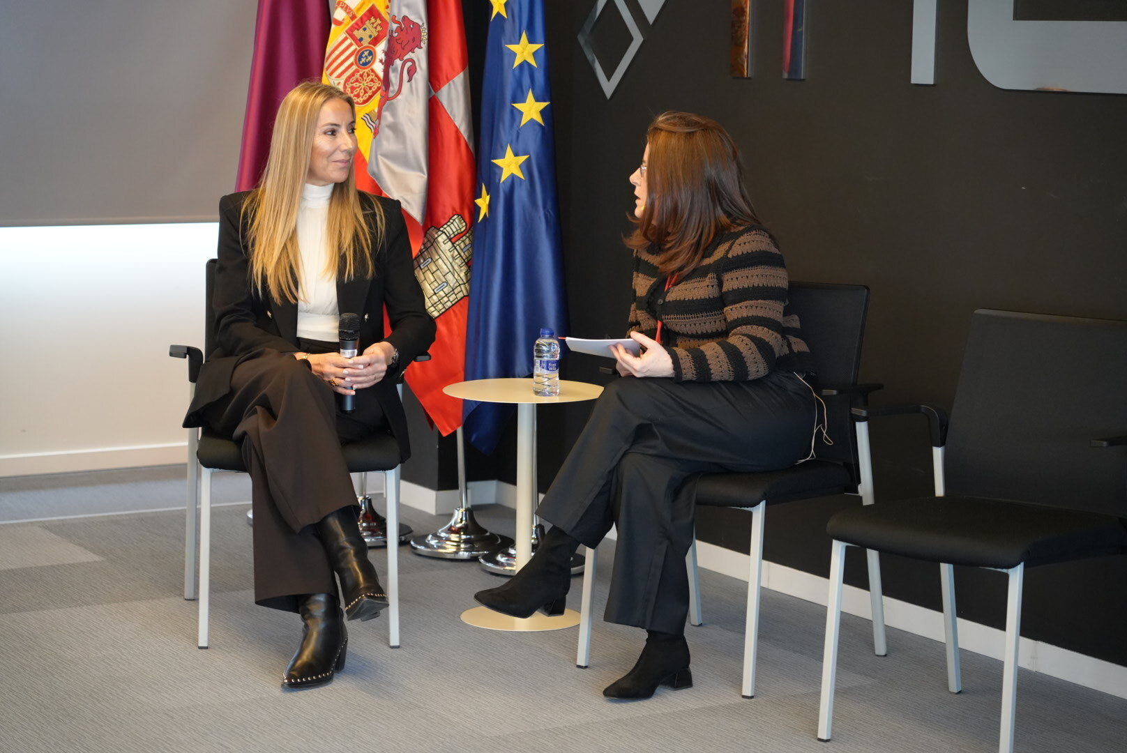 Yolanda Barrientos, responsable de Empresas de INCIBE, y Gloria Díaz, gerente de CONETIC clausurando la jornada