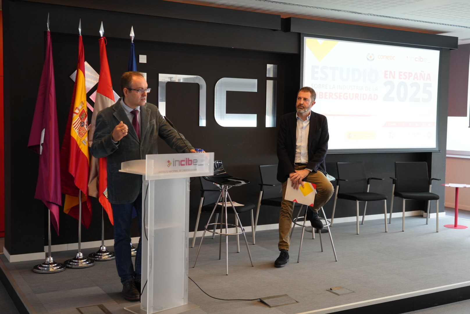 El director general de INCIBE, Félix Barrio, y José L. Pancorbo, presidente de CONETIC, dan la bienvenida institucional