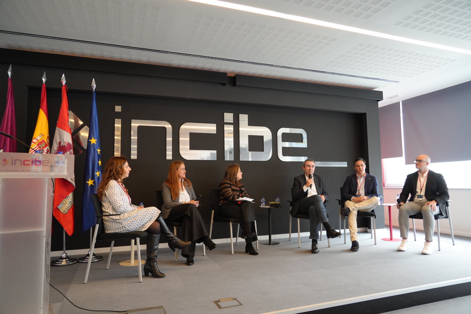 Mesa 'Presente y futuro de la ciberseguridad en España'. De izquierda a derecha: Mª Pilar de Cos, responsable de Promoción Empresarial y Desarrollo de Negocio de INCIBE; Patricia Alonso, gerente de INCIBE-CERT; Gloria Díaz, gerente de CONETIC; Xabier Mitxelena, presidente de CyberLur; Jorge Herráez, cofundador y CEO de ClickDefense y Pablo Lisaso, manager de Operaciones de Infraestructuras y Ciberseguridad del Grupo CIC Consulting Informático.