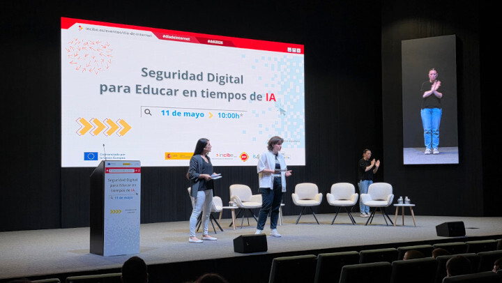 Día de Internet 2026: @susi.profe, profesora y creadora de vídeos educativos, con Itziar Castro, presentadora, en el escenario