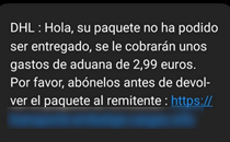 Se muestra un mensaje de texto en el que informa al usuario de que no se ha podido entregar el paquete ya que se deben pagar gastos de aduana a través del enlace adjunto