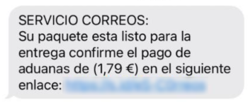 Texto SMS en donde se suplanta la identidad de Correos, alarmando a la víctima de que debe abonar un pago de tasas de adunas 1.79€ para recibir su paquete y que para ello pulse en el enlace.