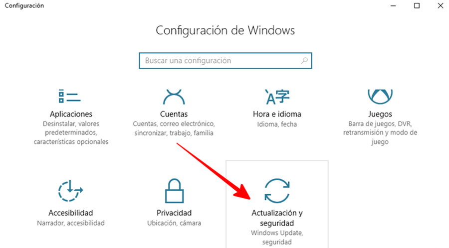 Se muestra la pantalla de configuración en Windows 10, y se señala la opción de Actualización y seguridad.