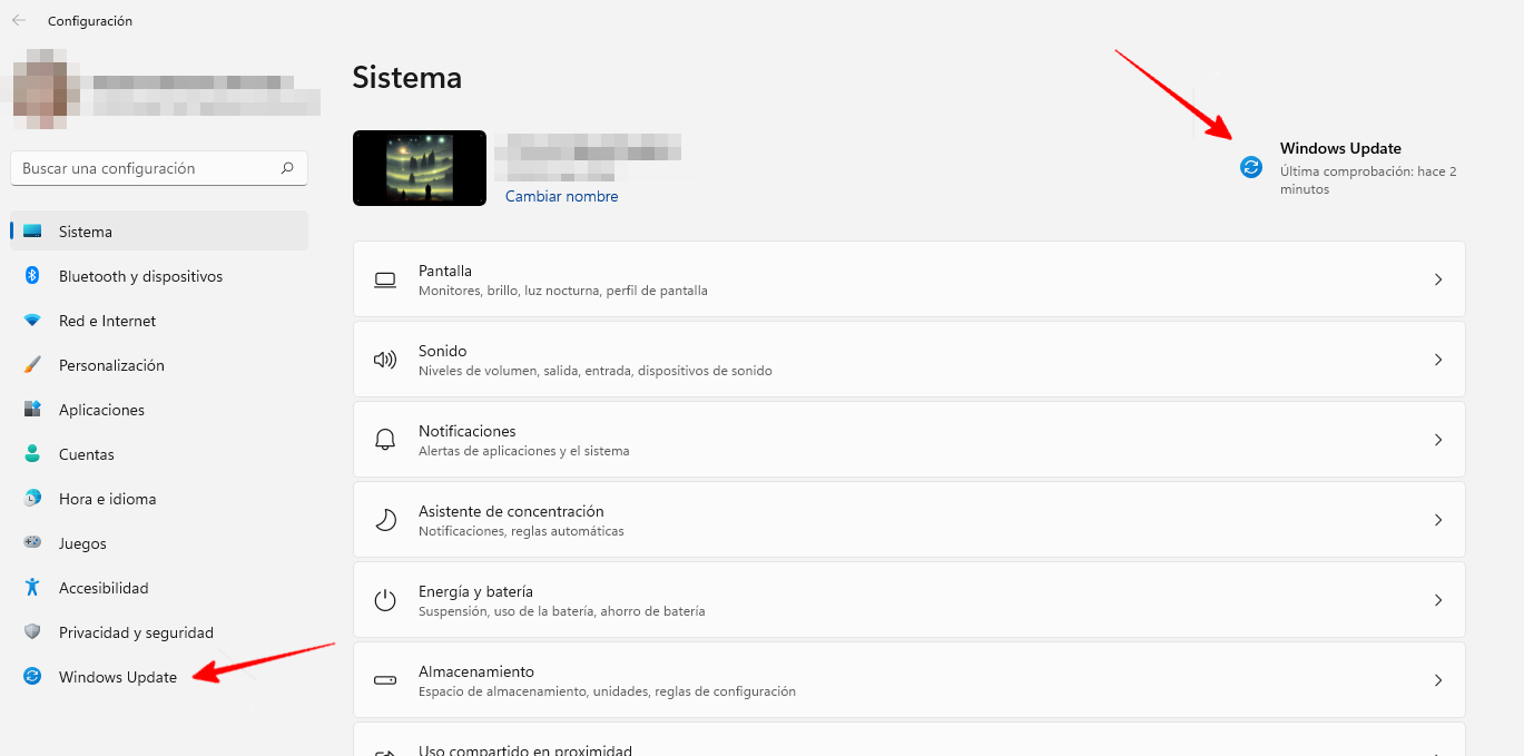 Se muestra la pantalla de configuración en Windows 11, y se señala la opción de Windows Update en el menú de apartados, también se señala otra opción de entrar al Windows Update.