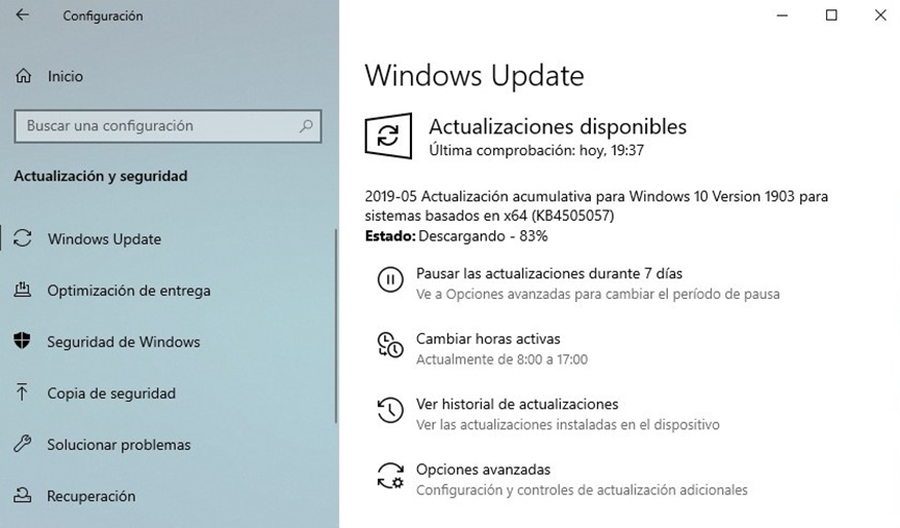 Se muestra la pantalla de Windows Update y muestra cómo se está descargando una actualización