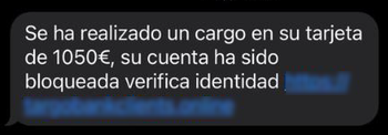 Se muestra un SMS en el cual se informa de un cargo que se ha realizado a la tarjeta de 1050 euros, por el cual su cuenta ha sido bloqueada hasta que se verifique la identidad del cliente por medio de la URL adjunta.