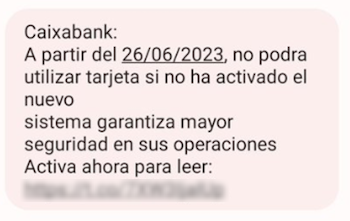 Se muestra un SMS el cual indica al usuario que ha habido un acceso no autorizada a la cuenta de este y que para verificarlo deberá de acceder al siguiente enlace adjunto.