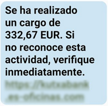 Se muestra un SMS el cual indica al cliente que se ha realizado un cargo de 332,67 euros y se le indica a este que si no reconoce la actividad que verifique inmediatamente a través del enlace adjunto.