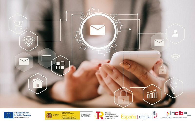Portada blog Los riesgos y las medidas de seguridad del correo electrónico Imagen de Manos revisando su móvil