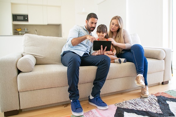 Familia educando digitalmente