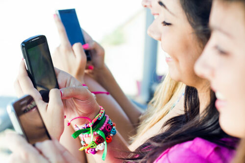 Adolescentes con móviles