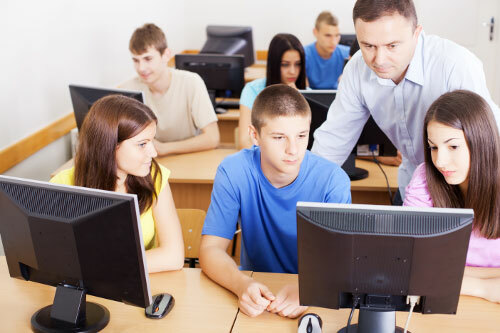 Alumnos trabajando en clase de tutoría con el ordenador