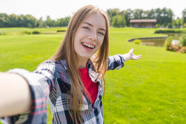 Chica rubia haciendo un selfie