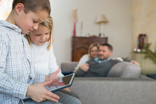 Familia usando las nuevas tecnologías