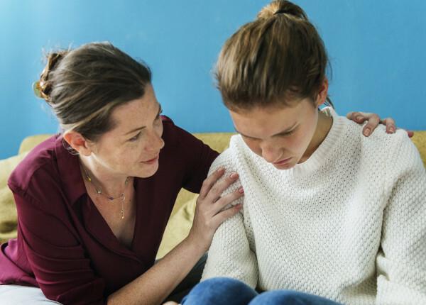 Madre apoyando a su hija tras una difusión de sexting