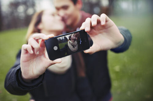 Pareja de adolescentes haciéndose un selfi