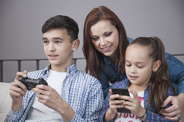 Familia jugando en base a PEGI