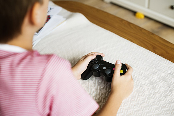 Niño jugando con un videojuego