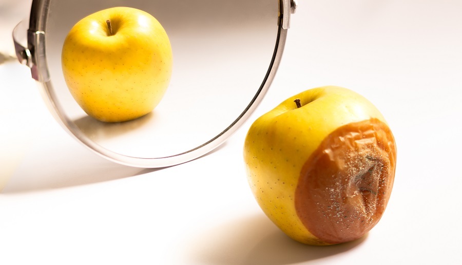 Manzana frente a un espejo