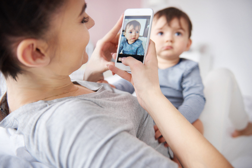 Madre haciendo fotos con el móvil