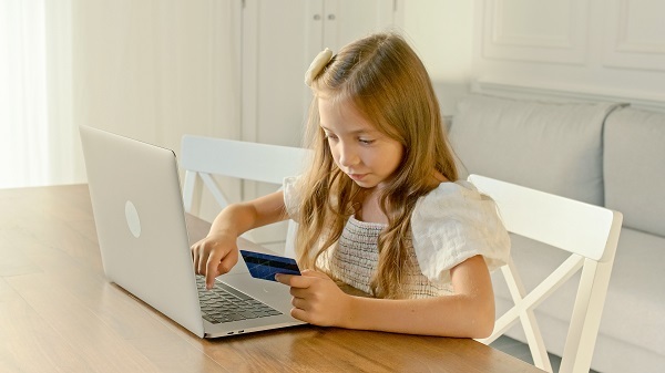 Niña comprando online