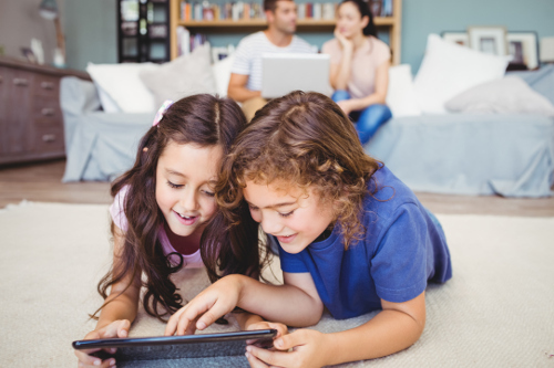 Menores usando Internet en casa