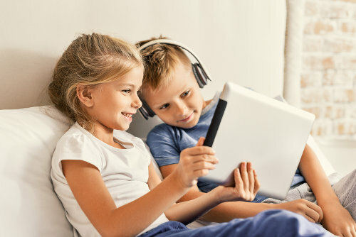 Niños y niñas jugando en Internet