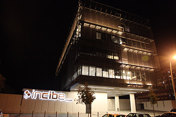imagen nocturna del edificio de INCIBE