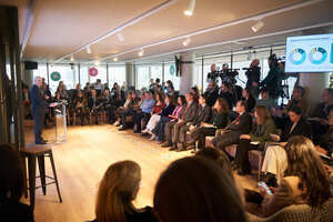 Fotografía de participantes en la presentación del estudio