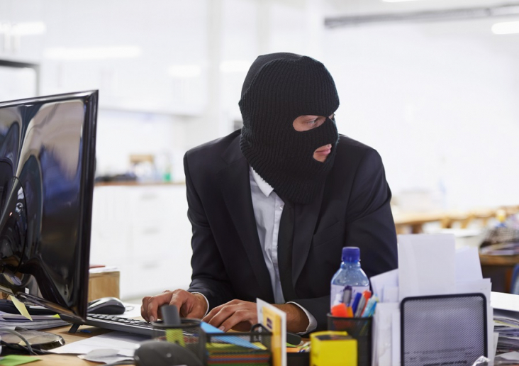 Evitando riesgos de ciberseguridad desde el puesto de trabajo