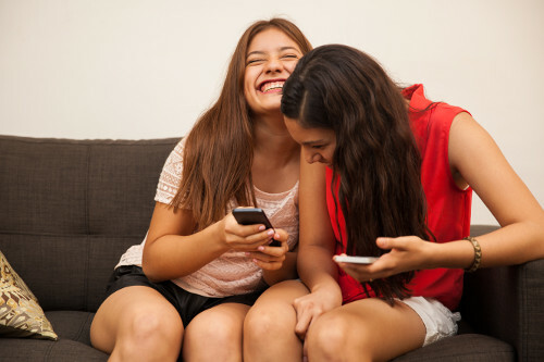 Menores burlándose de un compañero en las redes sociales